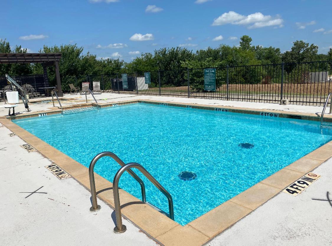 La Quinta By Wyndham Ada Hotel Екстериор снимка
