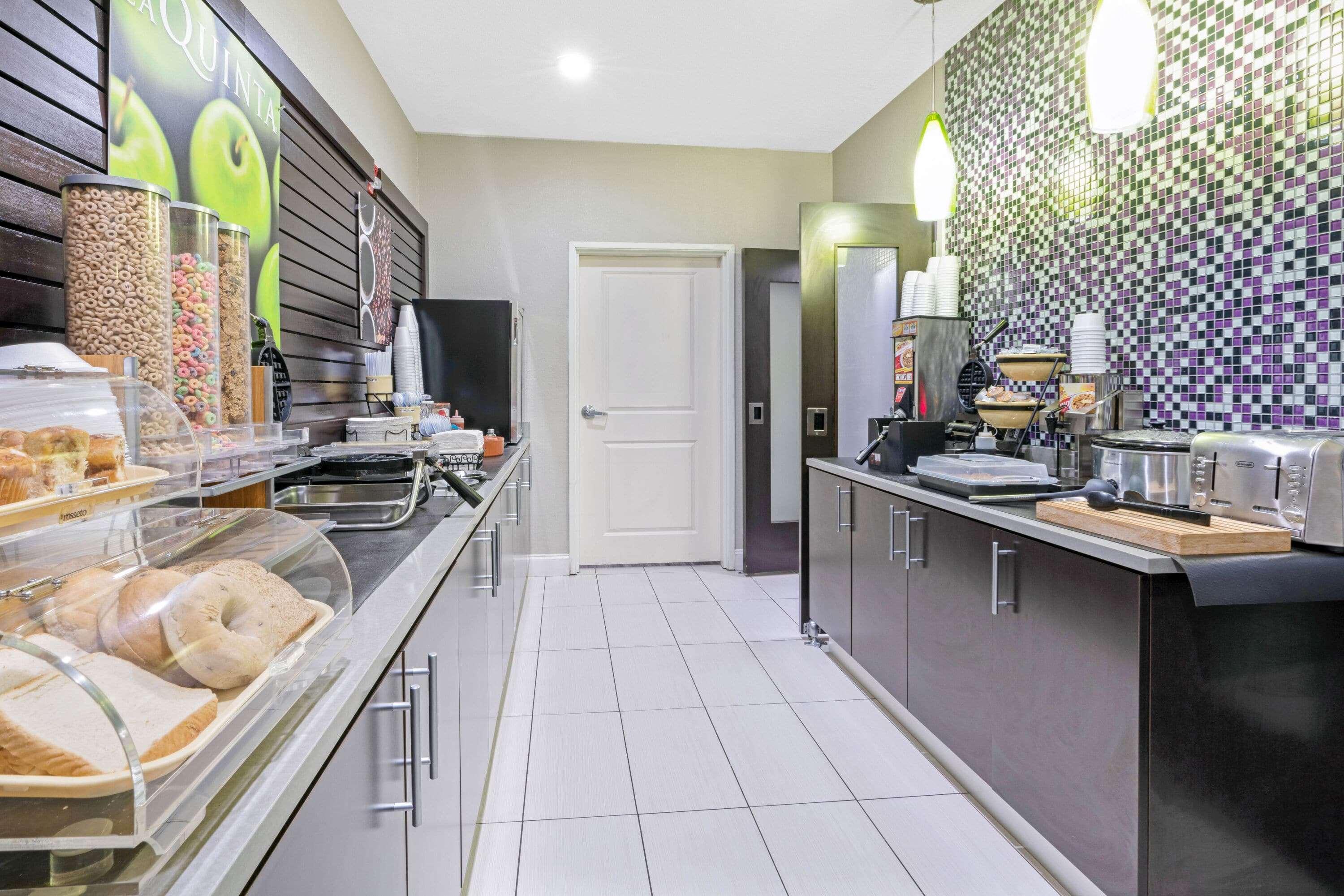 La Quinta By Wyndham Ada Hotel Екстериор снимка